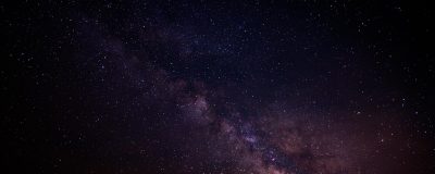 科幻comic场景插图，宇宙星空背景下的太空歌剧式人物造型，色彩瑰丽